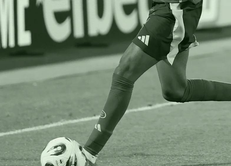 年轻边锋突破传中的赛场实拍(决策:天赋之上的成熟)