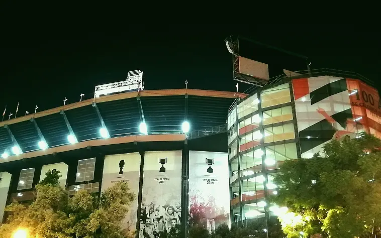 雨夜球场草皮与积水实拍(修剪高度与球速)